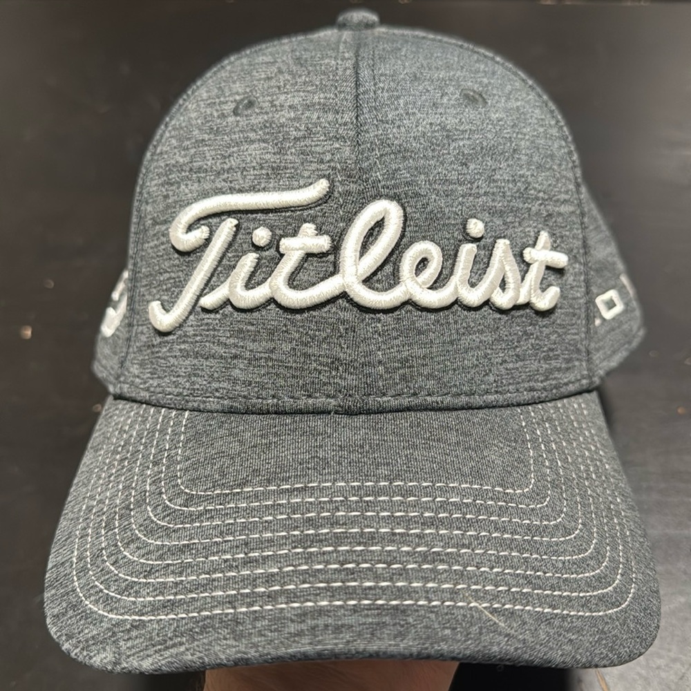 Titleist hat
Never worn